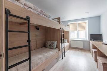 Четырехместный номер с собственной ванной комнатой в  Vinograd Hotel